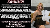 Sexy Sindy Rose apertando sua buceta arruinada e buraco de ânus na cama e prolapso anal