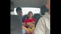 Une caméra cachée enregistre un jeune couple en train de baiser dans un taxi
