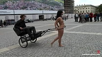 Puta romena puxando carruagem em público