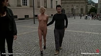 Magra bionda europea nuda in pubblico