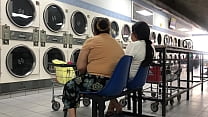 2 dames hispaniques en jupes de flanelle Candid SHOEplay In Laundromat Pt.1