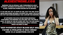 Sexy Pornostar Stacy Bloom selbst Analfisting & Prolaps in goldenem Kleid