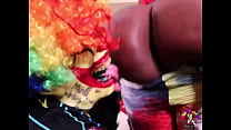 La chatte de Victoria Cakes se fait pilonner par Gibby le clown
