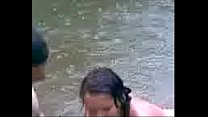 Молодая девушка попадает в реку