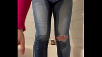 La ragazza che ha osato tenere la vescica ha un incidente nei suoi jeans attillati