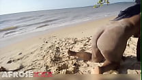 Elvieslutty zeigt ihren nackten Arsch am Strand