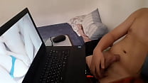 Мастурбирует во время просмотра горячего порно видео
