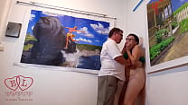 Domination publique Un homme fait sucer sa bite par une salope impuissante et sans défense Guy déshabille une dame à la galerie d'art