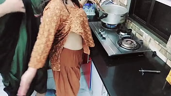 Beide Löcher der pakistanischen XXX-Hausfrau werden in der Küche mit klarem Hindi-Audio gefickt
