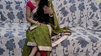 Ver a cunhada enrolada num sari, se ela não cantar, então ela leva uma tremenda foda.