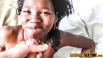 Zierliches afrikanisches Teen freut sich über Gesichtsbesamung von weißem Schwanz