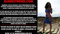 Stacy Bloom in einem sexy blauen Kleid nimmt einen riesigen Dildo in den Arsch und einen Analprolaps in der Öffentlichkeit