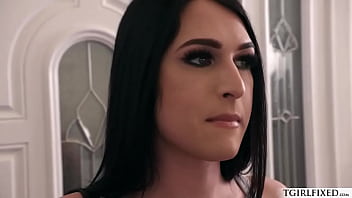 Trans-Mitbewohner genießen Bareback-Dreier-Sex
