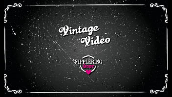 Nippleringlover geile Milf pierct selbst innere Schamlippen und fügt ringe ein Vintage Pussy-Piercing-Video