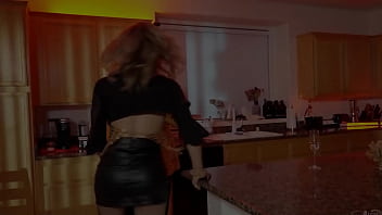 (Эмма Роуз) замечает (Романа Тодда) на вечеринке и действует в соответствии с ее похотливыми побуждениями, пока за ней наблюдают - Trans Angels