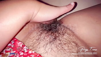 Desi Bhabhi si masturba con un ditalino alla figa pelosa mentre è a casa da sola