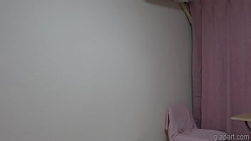 Японская девушка Rika Miama раздевается в своей квартире