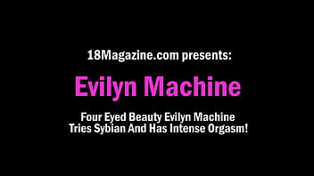 Четырехглазая красотка Evilyn Machine пробует Sybian и испытывает интенсивный оргазм!