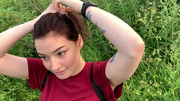 Öffentlicher Outdoor-Blowjob mit Creampie von schüchternem Mädchen im Gebüsch - Olivia Moore