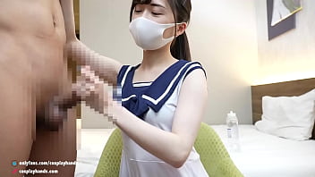 Japanisches Mädchen gibt einem Mann in Matrosenanzügen einen Achseljob