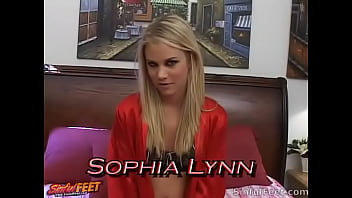 Sophia Lynn ha la figa trapanata in collant strappati