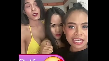 HelloLadyBoy Duas Big Tit Thai Ladyboy Garotas Fodem No Quarto Do Hotel Filmado No Telefone