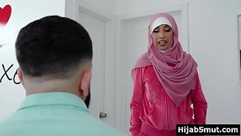 Chica virgen musulmana en hiyab recibe una lección de sexo