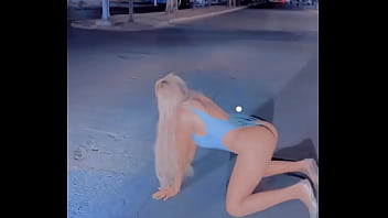 Mamacita offering her ass in the street