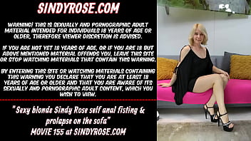 Sexy rubia Sindy Rose auto fisting anal y prolapso en el sofá