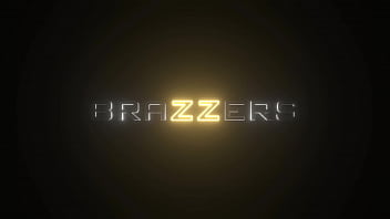 Glisser dans son sac de couchage - Codi Vore, Gianna Gray / Brazzers / flux complet de www.brazzers.promo/