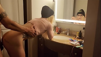 Sissy se regarde prendre une grosse bite dans le miroir de la salle de bain