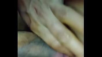 Mi esposa frotando el pene húmedo de su Amante contra su vagina. Video llegando a los 10k de vistas