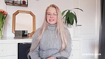 Ersties: Linda garota loira Anna adora esguichar enquanto se masturbando