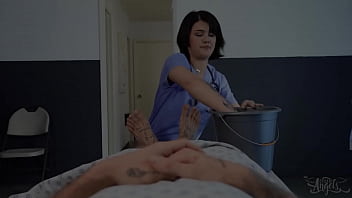 (Chris Damned) se sente melhor assim que a enfermeira (Daisy Taylor) começa a montar seu pau - Trans Angels