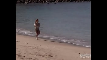 Vivienne, de courir à baiser sur la plage