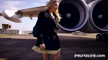 Mia Malkova, debuta en Private follando en un avión