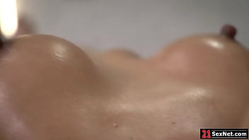 21SexNet.com - Un mec baise une milf aux gros seins après un massage