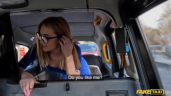 Fake Taxi junge Frau mit dicker Brille fickt einen Taxifahrer, der einen riesigen Schwanz mit Umfang hat
