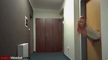 3some smalltits mujer joven follada en la habitación del albergue después de tragar