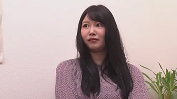 Joven belleza japonesa le gusta llevar a un chico al baño para un baño de burbujas y sexo