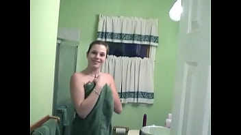 シャワーを浴びている間、曲線美の小さなスライドバイブを彼女の猫に