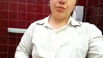 За какие соски поймал этот офисный работник во время секстинга в ванной