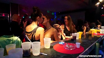 Лесбиянки развлекаются в клубе