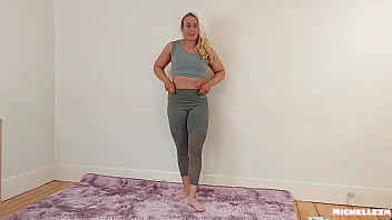 Примерка сексуальных штанов для йоги