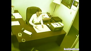 Sekretärin fingert und masturbiert Muschi im Büro