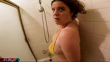Stiefmutter duscht gemeinsam mit Stiefsohn