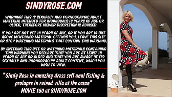 Sindy Rose en robe incroyable sefl fist anal et prolapsus dans une villa en ruine à l'océan