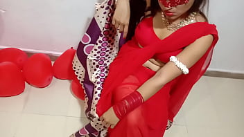 Femme indienne nouvellement mariée en sari rouge célébrant la Saint-Valentin avec son mari Desi - Full Hindi Best XXX