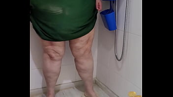 Coolmarina. She pisses the fat in the shower and then cleans herself well