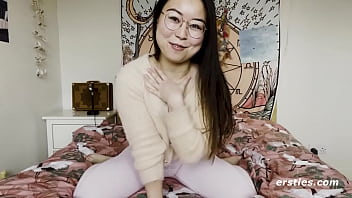 Ersties: La bella ragazza cinese è stata super felice di fare un video di masturbazione per noi